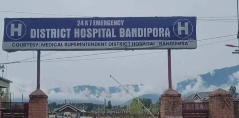 ضلع اسپتال بانڈی پورہ میں میڈیکل سپرنٹنڈنٹ کی تعیناتی میں تاخیر پر مقامی لوگوں کا احتجاج