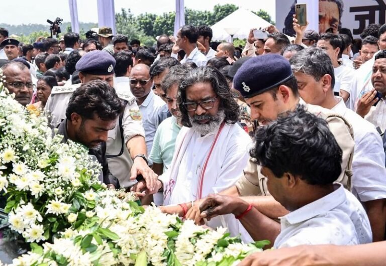 ਸ਼ਿਬੂ ਸੋਰੇਨ ਨੂੰ ਛੋਟੇ ਪੁੱਤਰ ਬਸੰਤ ਸੋਰੇਨ ਨੇ ਅਗਨੀ ਦਿਖਾਈ