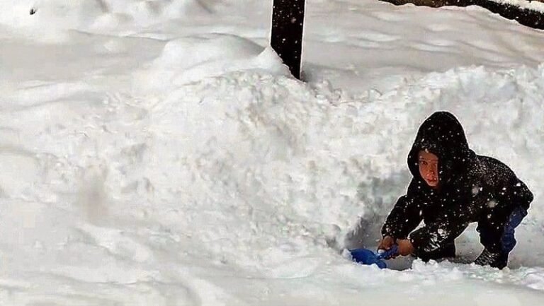 ਲੱਦਾਖ ’ਚ ਸੀਜ਼ਨ ਦੀ ਪਹਿਲੀ ਬਰਫ਼ਬਾਰੀ