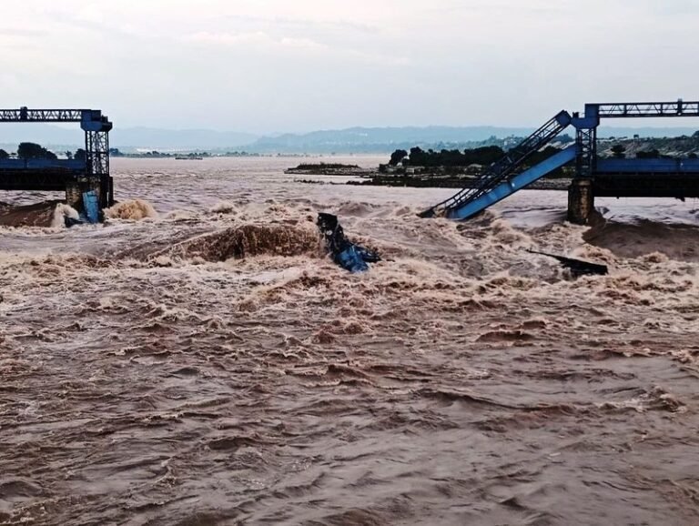 ਰਣਜੀਤ ਸਾਗਰ ਡੈਮ ਤੋਂ ਛੱਡੇ ਪਾਣੀ ਨੇ ਮਚਾਈ ਭਾਰੀ ਤਬਾਹੀ